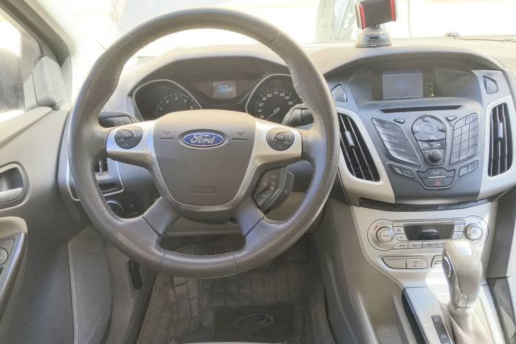 Used Ford Focus 2012 Sedan 1.6L Automatic Fashion Edition Center Console