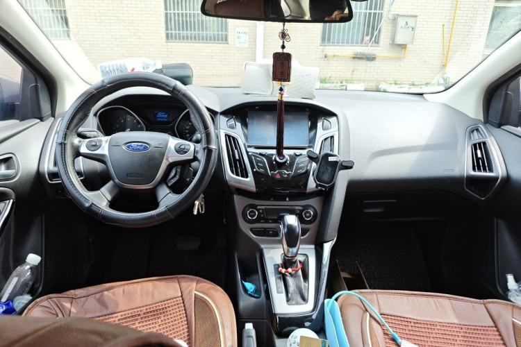 Used Ford Focus 2012 Sedan 1.6L Automatic Fashion Edition Center Console