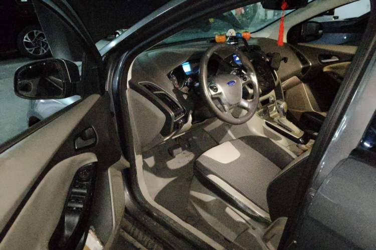Used Ford Focus 2012 Sedan 1.6L Automatic Fashion Edition Driver Seat