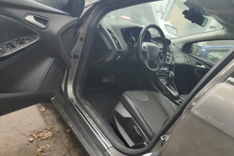 Used Ford Focus 2012 Sedan 1.6L Automatic Fashion Edition Driver Seat