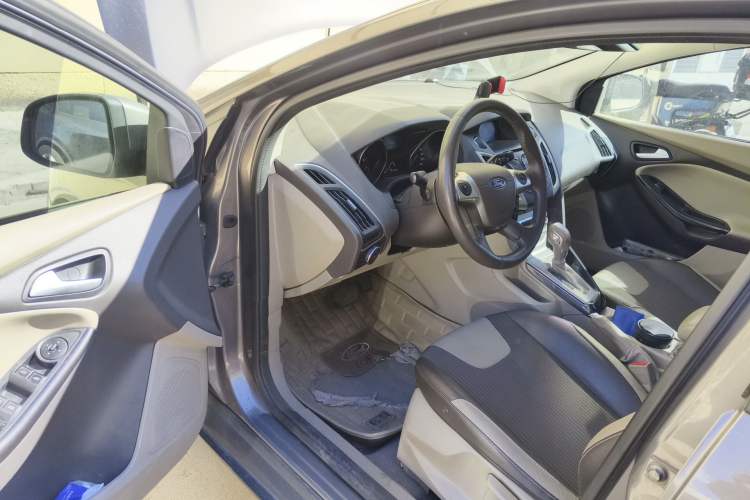 Used Ford Focus 2012 Sedan 1.6L Automatic Fashion Edition Driver Seat