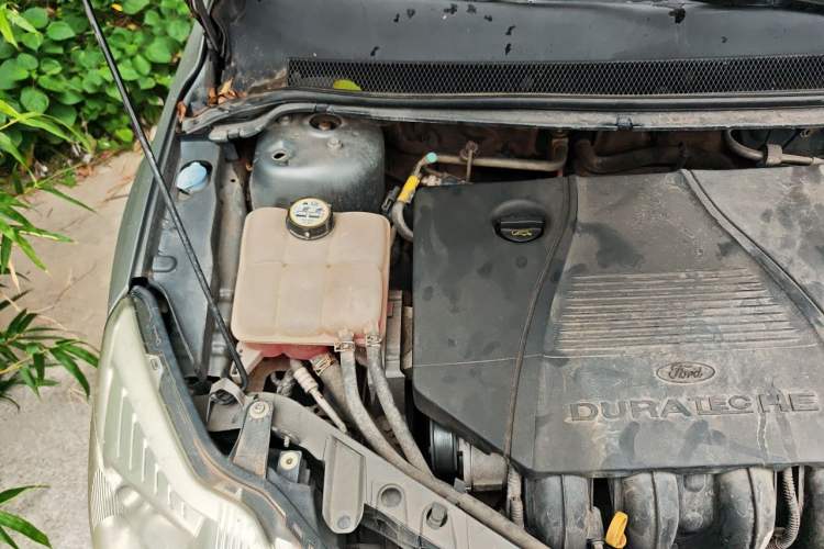 Used Ford Focus 2012 Sedan Classic 1.8L Manual Base Model Engine Bay Right