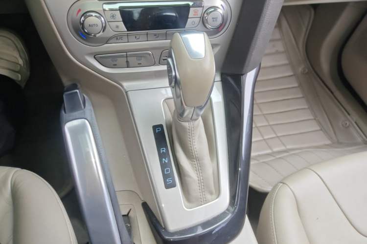 Used Ford Focus 2012 Sedan 2.0L Automatic Flagship Model Gear Lever