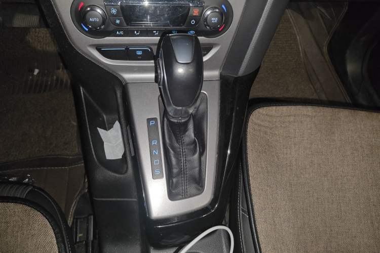 Used Ford Focus 2012 Sedan 1.6L Automatic Fashion Edition Gear Lever