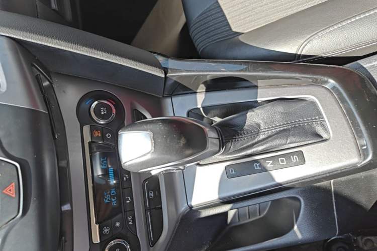 Used Ford Focus 2012 Sedan 1.6L Automatic Fashion Edition Gear Lever
