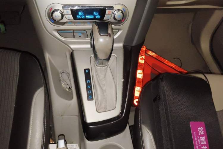 Used Ford Focus 2012 Sedan 1.6L Automatic Fashion Edition Gear Lever