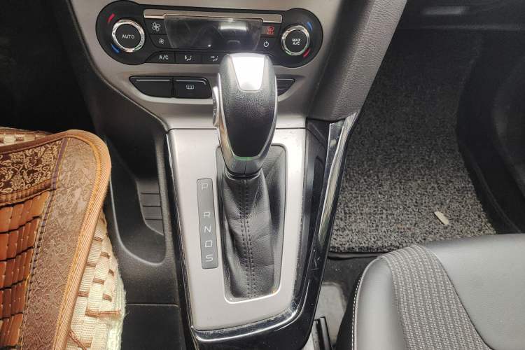 Used Ford Focus 2012 Sedan 1.6L Automatic Fashion Edition Gear Lever