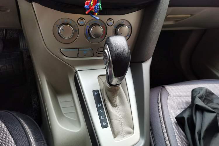 Used Ford Focus 2012 Sedan 1.6L Automatic Comfort Model Gear Lever
