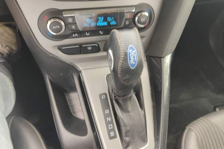 Used Ford Focus 2012 Sedan 1.6L Automatic Fashion Edition Gear Lever