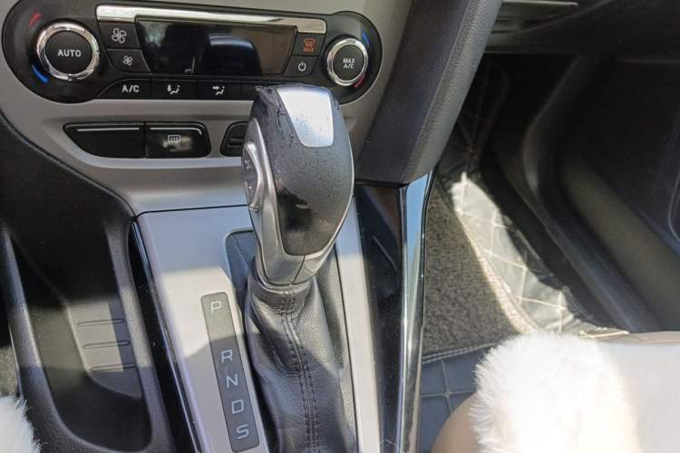 Used Ford Focus 2012 Sedan 1.6L Automatic Fashion Edition Gear Lever