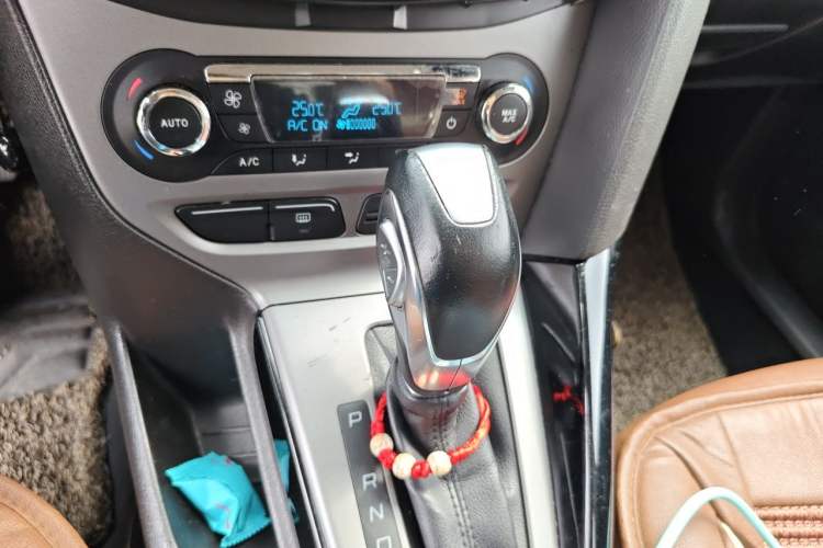 Used Ford Focus 2012 Sedan 1.6L Automatic Fashion Edition Gear Lever