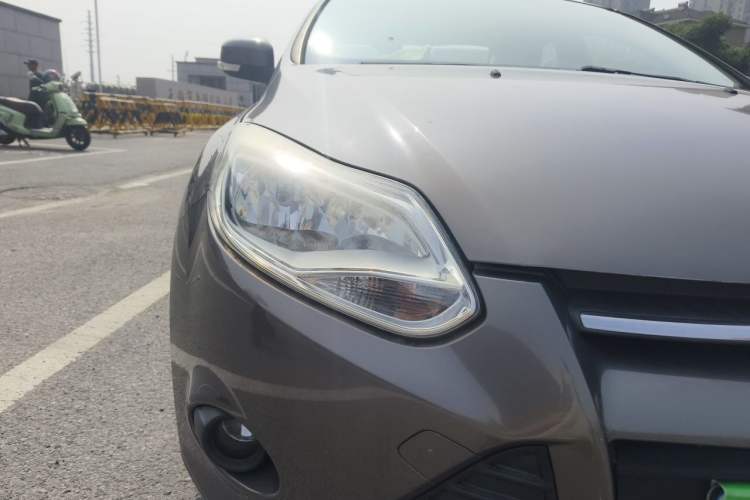 Used Ford Focus 2012 Sedan 1.6L Automatic Comfort Model Right Front Headlight