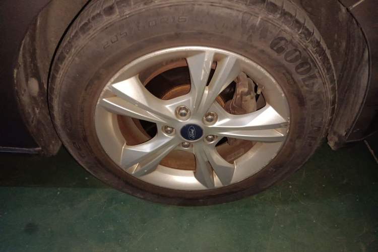 Used Ford Focus 2012 Sedan 1.6L Manual Fashion Edition Right Front Wheel Hub