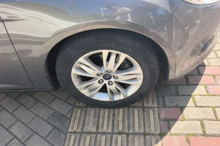 Used Ford Focus 2012 Sedan 1.6L Automatic Comfort Model Right Front Wheel Hub