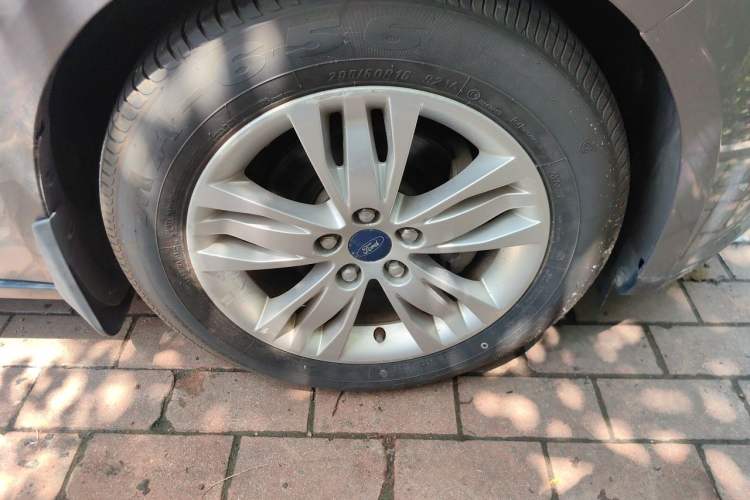 Used Ford Focus 2012 Sedan 1.6L Automatic Comfort Model Right Front Wheel Hub
