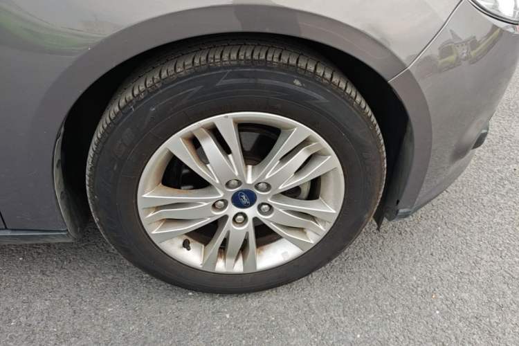 Used Ford Focus 2012 Sedan 1.6L Automatic Comfort Model Right Front Wheel Hub