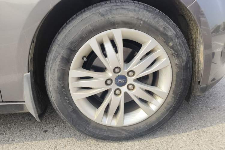 Used Ford Focus 2012 Sedan 1.6L Automatic Comfort Model Right Front Wheel Hub