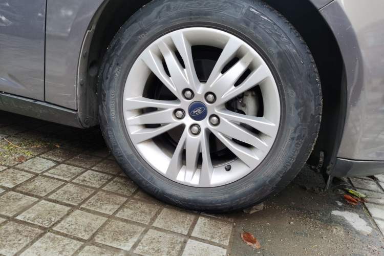 Used Ford Focus 2012 Sedan 1.6L Automatic Comfort Model Right Front Wheel Hub