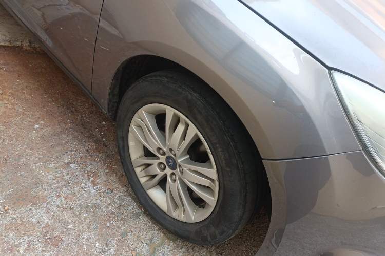 Used Ford Focus 2012 Sedan 1.6L Manual Comfort Model Right Front Wheel Hub