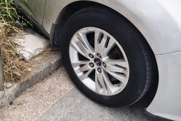 Used Ford Focus 2012 Hatchback 1.6L Automatic Comfort Model Right Front Wheel Hub