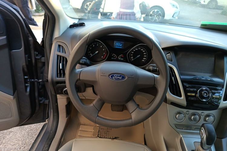 Used Ford Focus 2012 Sedan 1.6L Automatic Comfort Model Steering Wheel