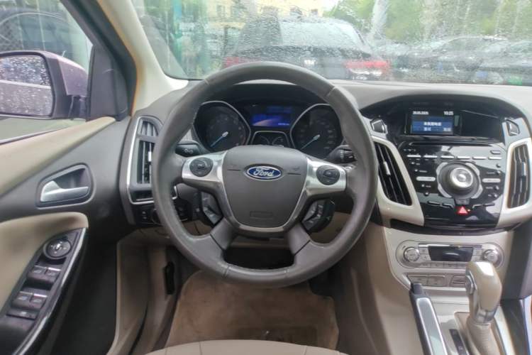 Used Ford Focus 2012 Sedan 2.0L Automatic Flagship Model Steering Wheel
