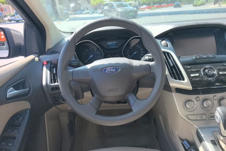 Used Ford Focus 2012 Sedan 1.6L Automatic Comfort Model Steering Wheel