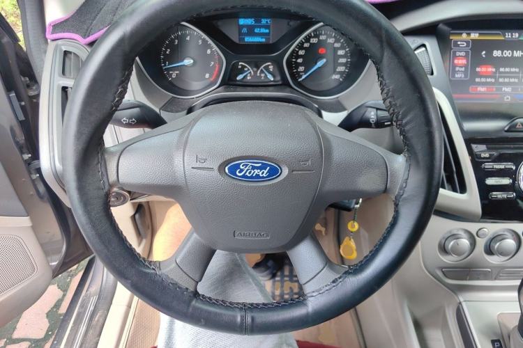 Used Ford Focus 2012 Sedan 1.6L Automatic Comfort Model Steering Wheel