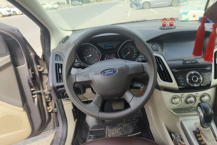 Used Ford Focus 2012 Sedan 1.6L Automatic Comfort Model Steering Wheel