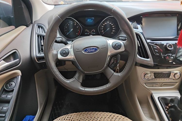 Used Ford Focus 2012 Sedan 1.6L Manual Fashion Edition Steering Wheel