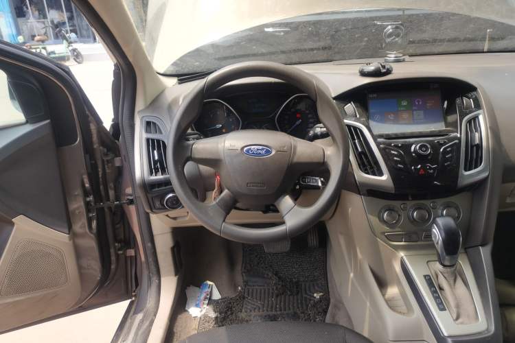 Used Ford Focus 2012 Sedan 1.6L Automatic Comfort Model Steering Wheel