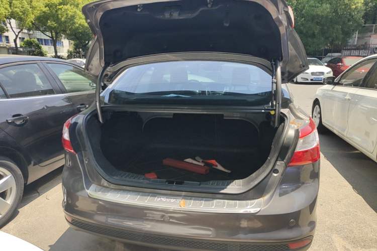 Used Ford Focus 2012 Sedan 1.6L Automatic Fashion Edition Trunk
