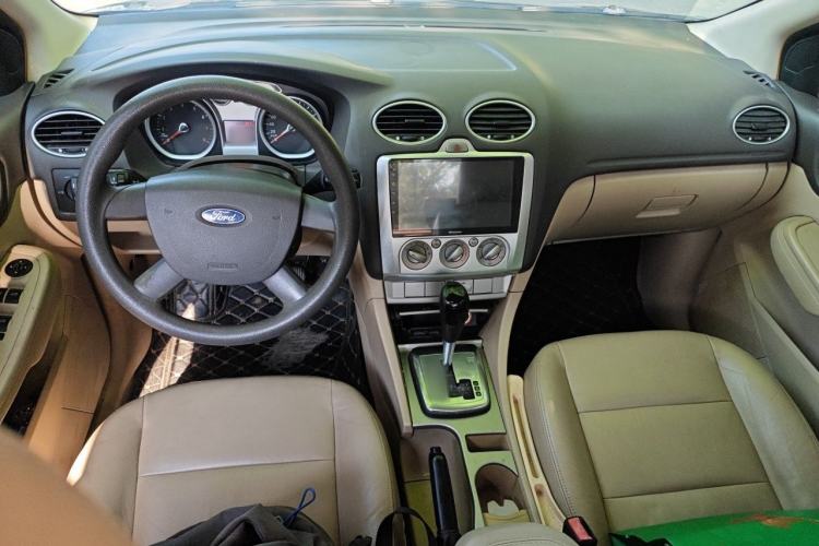 Used Ford Focus 2012 Sedan Classic 1.8L Automatic Fashion Edition Center Console