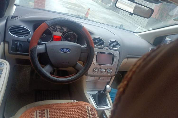 Used Ford Focus 2012 Sedan Classic 1.8L Manual Base Model Center Console