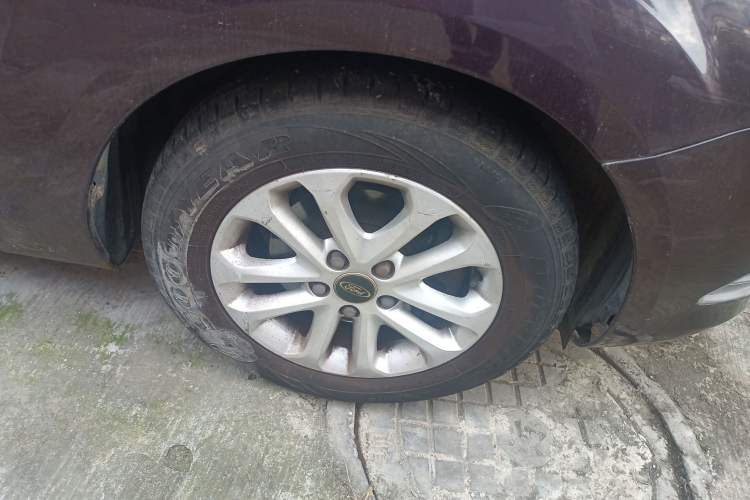 Used Ford Focus 2012 Sedan Classic 1.8L Manual Base Model Right Front Wheel Hub