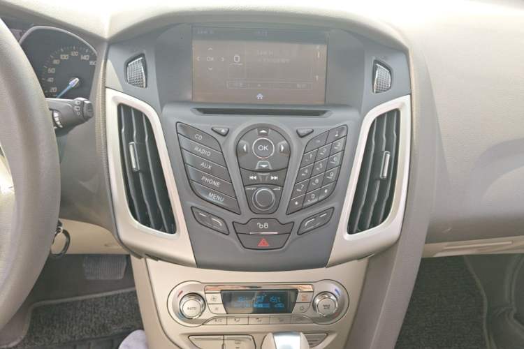 Used Ford Focus 2012 Hatchback 1.6L Automatic Fashion Edition Audio And AC Panel