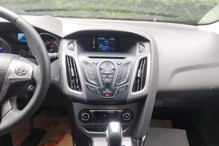 Used Ford Focus 2012 Hatchback 1.6L Automatic Fashion Edition Audio And AC Panel