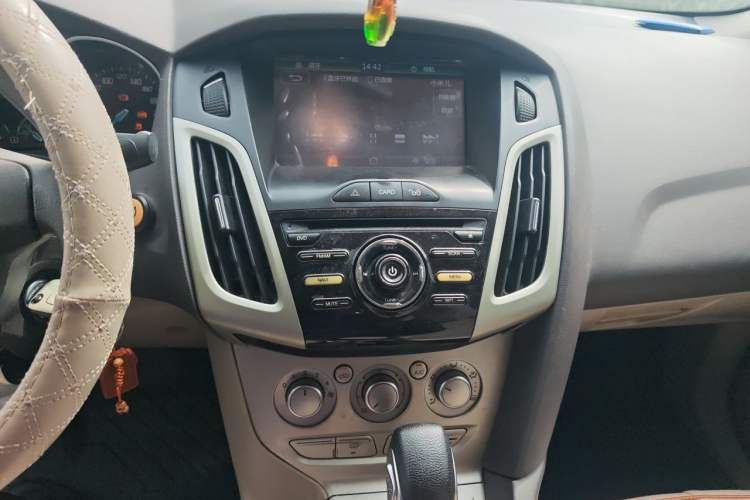 Used Ford Focus 2012 Sedan 1.6L Automatic Comfort Model Audio And AC Panel