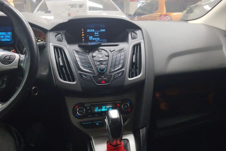 Used Ford Focus 2012 Hatchback 1.6L Automatic Fashion Edition Audio And AC Panel