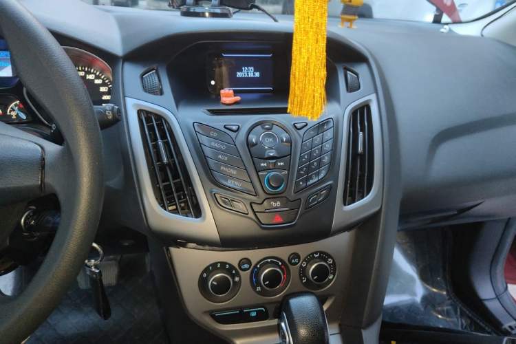 Used Ford Focus 2012 Hatchback 1.6L Automatic Comfort Model Audio And AC Panel