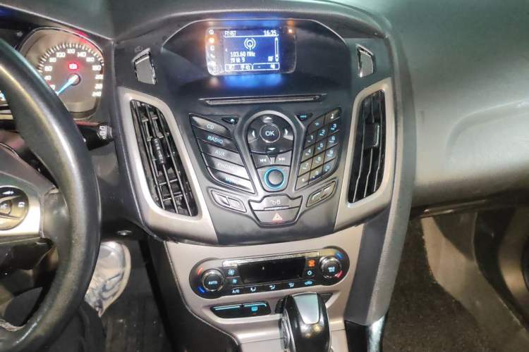 Used Ford Focus 2012 Hatchback 1.6L Automatic Fashion Edition Audio And AC Panel