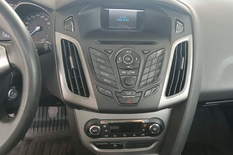 Used Ford Focus 2012 Hatchback 1.6L Manual Fashion Edition Audio And AC Panel