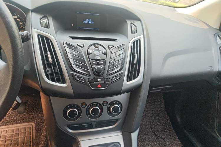 Used Ford Focus 2012 Hatchback 1.6L Manual Comfort Model Audio And AC Panel