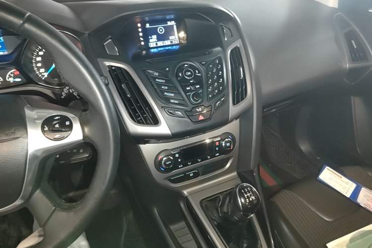 Used Ford Focus 2012 Hatchback 1.6L Manual Fashion Edition Audio And AC Panel