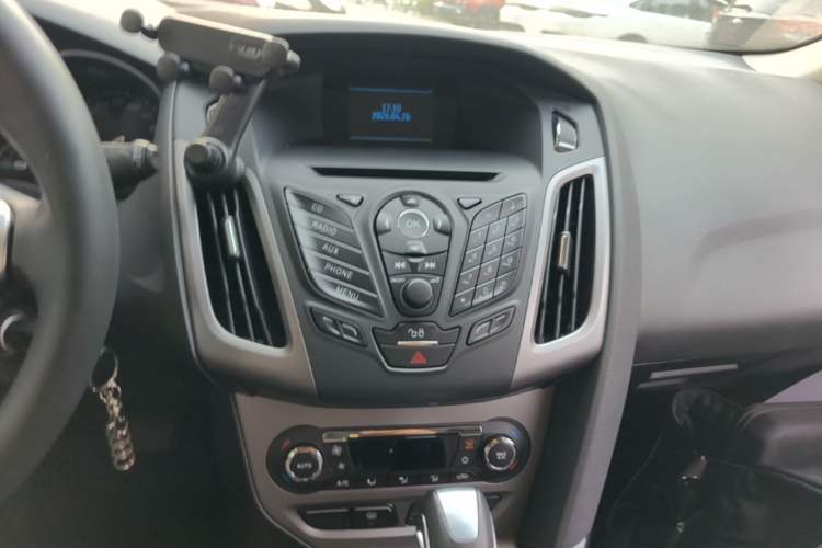 Used Ford Focus 2012 Hatchback 1.6L Automatic Fashion Edition Audio And AC Panel