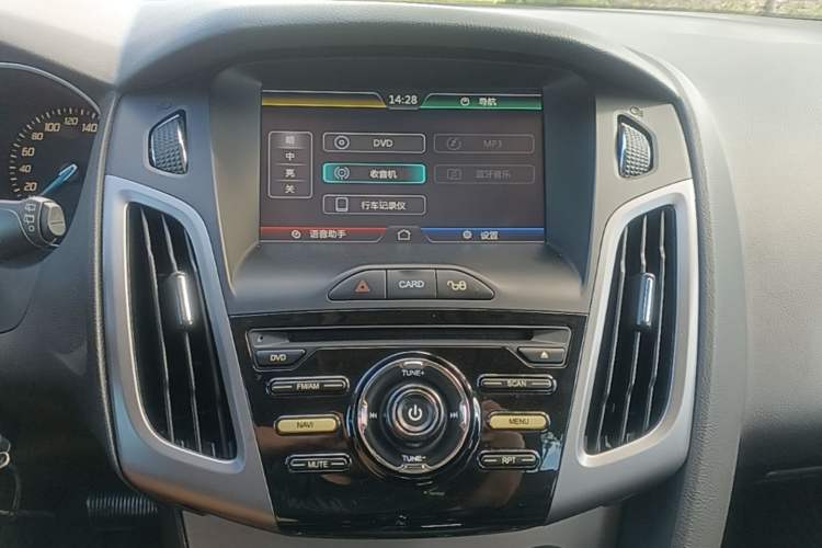 Used Ford Focus 2012 Hatchback 1.6L Automatic Fashion Edition Audio And AC Panel