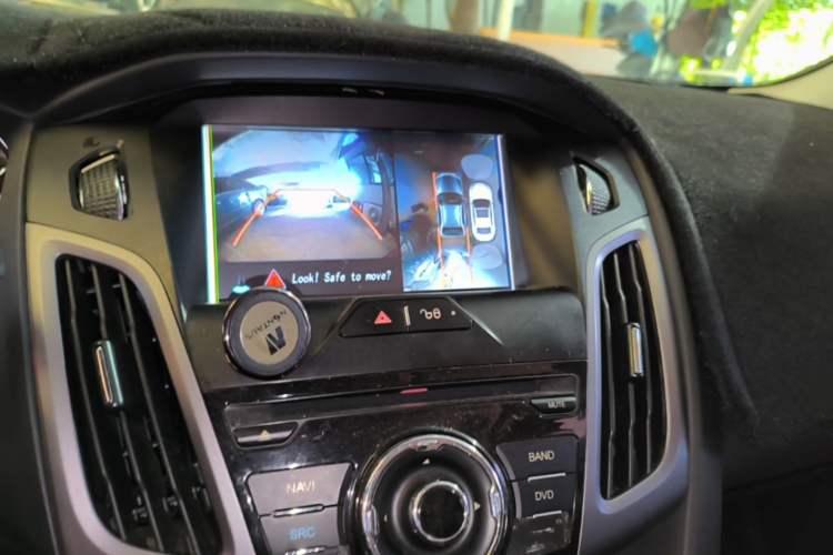 Used Ford Focus 2012 Hatchback 1.6L Automatic Fashion Edition Audio And AC Panel