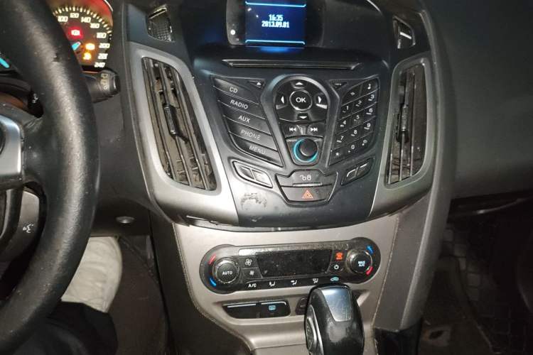 Used Ford Focus 2012 Hatchback 1.6L Automatic Fashion Edition Audio And AC Panel