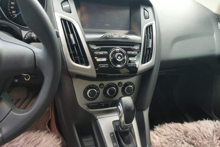 Used Ford Focus 2012 Hatchback 1.6L Automatic Comfort Model Audio And AC Panel