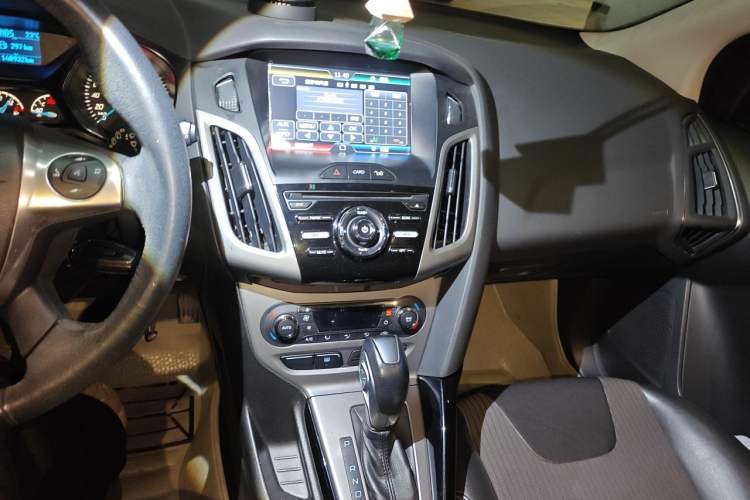 Used Ford Focus 2012 Hatchback 1.6L Automatic Fashion Edition Audio And AC Panel